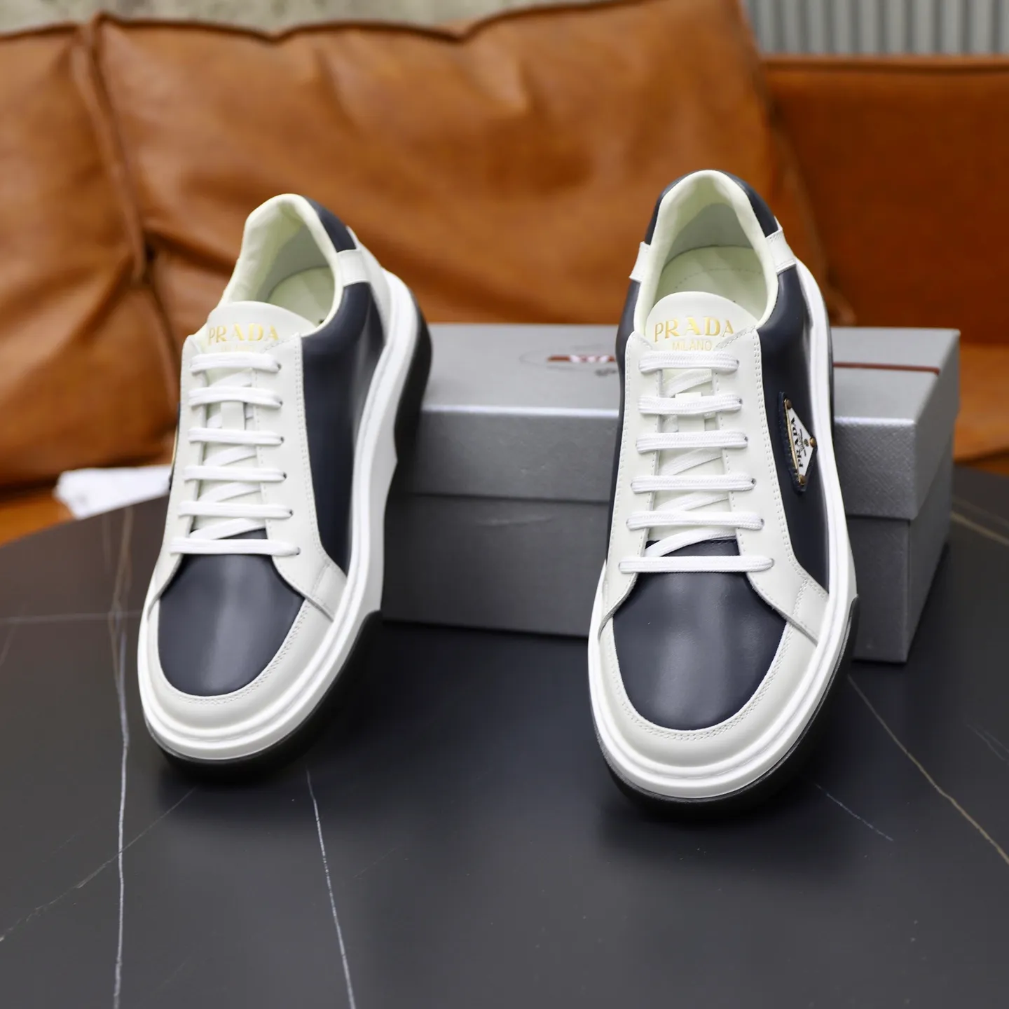 Factory price: 720💰Top original order Brand: PRADA (Prada) Standard code: Men's size 38/44 (45 can be customized) Grade: Same as the official website Material: Original cowhide stitching imported cowhide lining Original combination two-color wear-resistant soft outsole Style category: Leisure and sports version Young fashion European and American trend British style Color: Actual picture color
